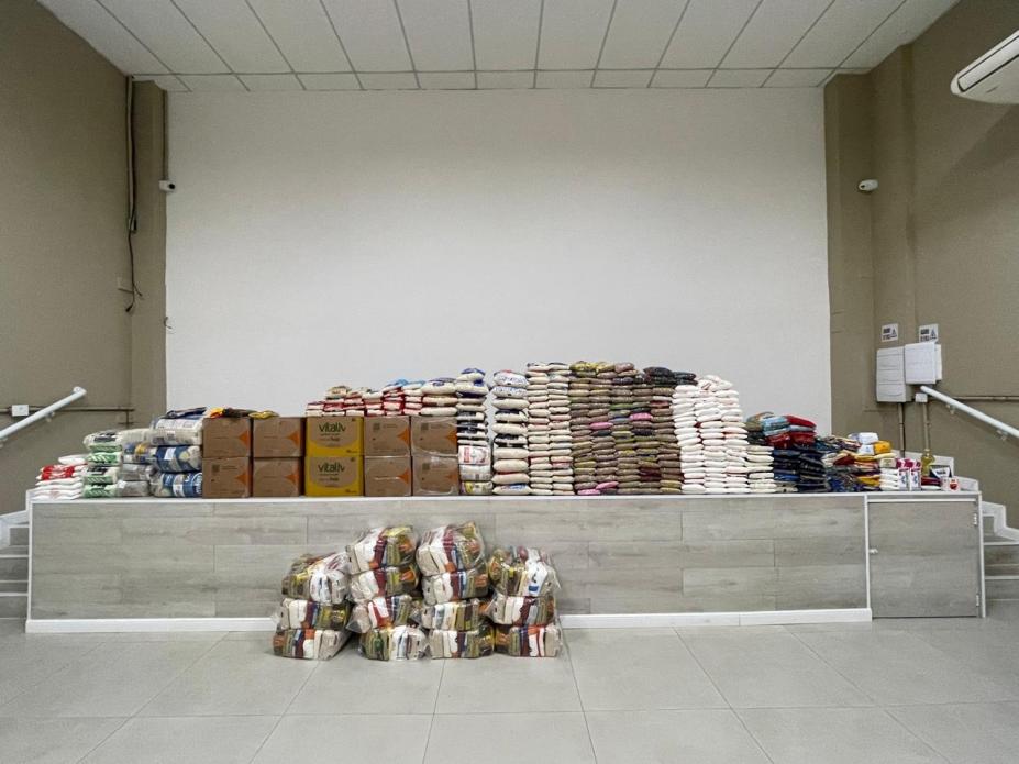 alimentos não perecíveis sobre mesa e chão. #paratodosverem