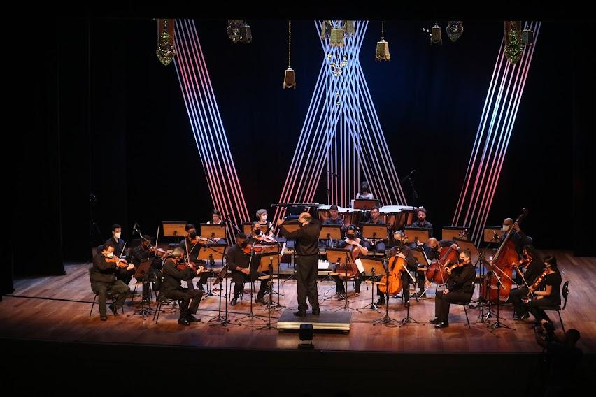 orquestra está no palco. #paratodosverem