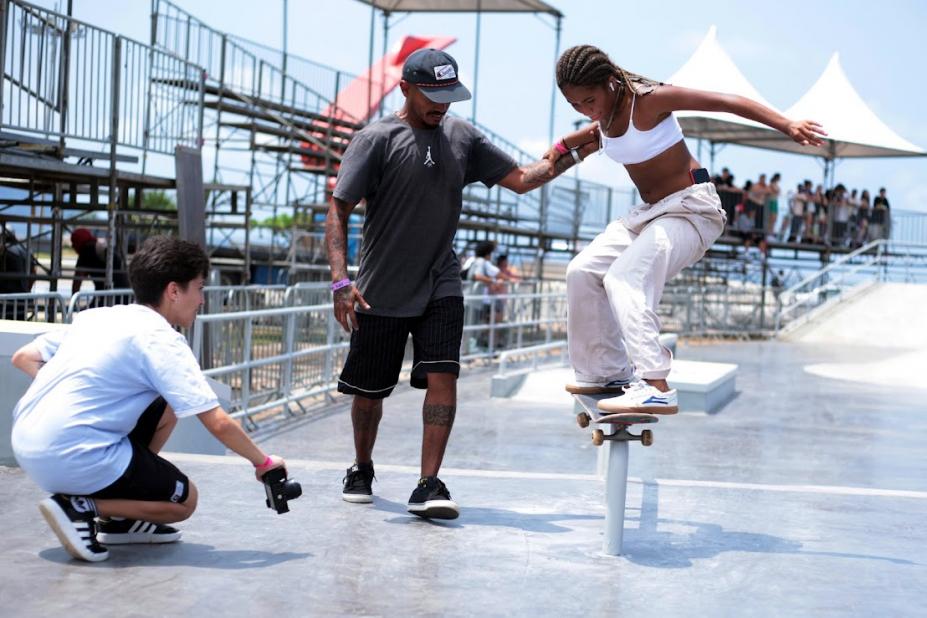 menina faz aula de skate ajudada por professor #paratodosverem 