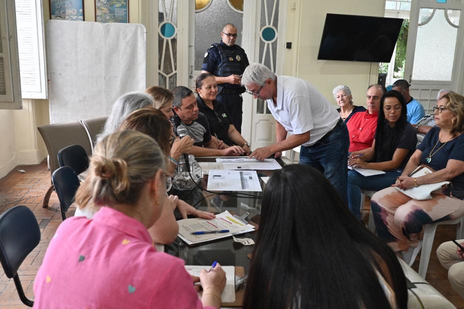 pessoas reunidas em auditório. #paratodosverem