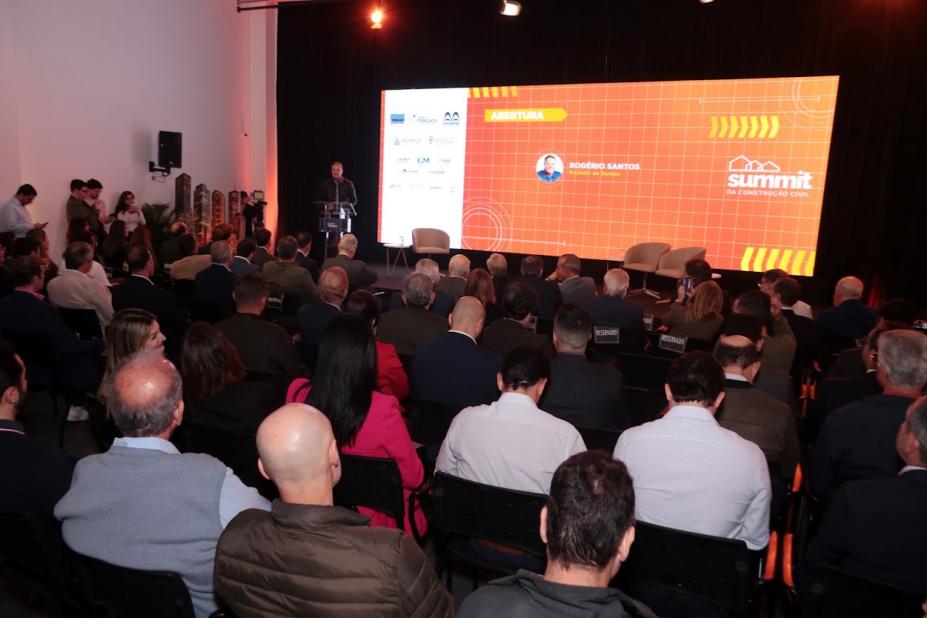 pessoas acompanhando a palestra #paratodosverem 