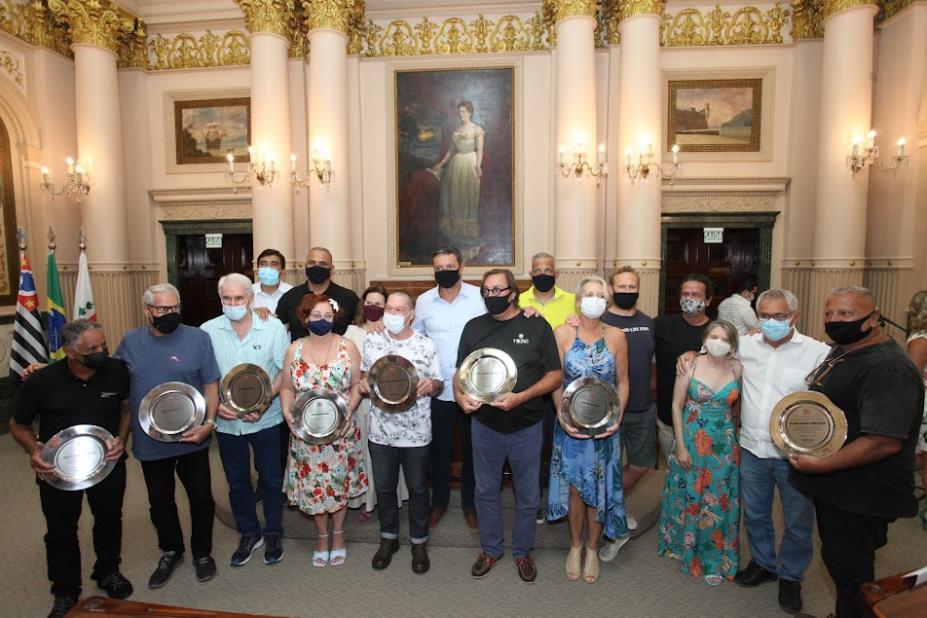 os homenageados e o prefeito posam para oto na sala princesa isabel. #paratodosverem