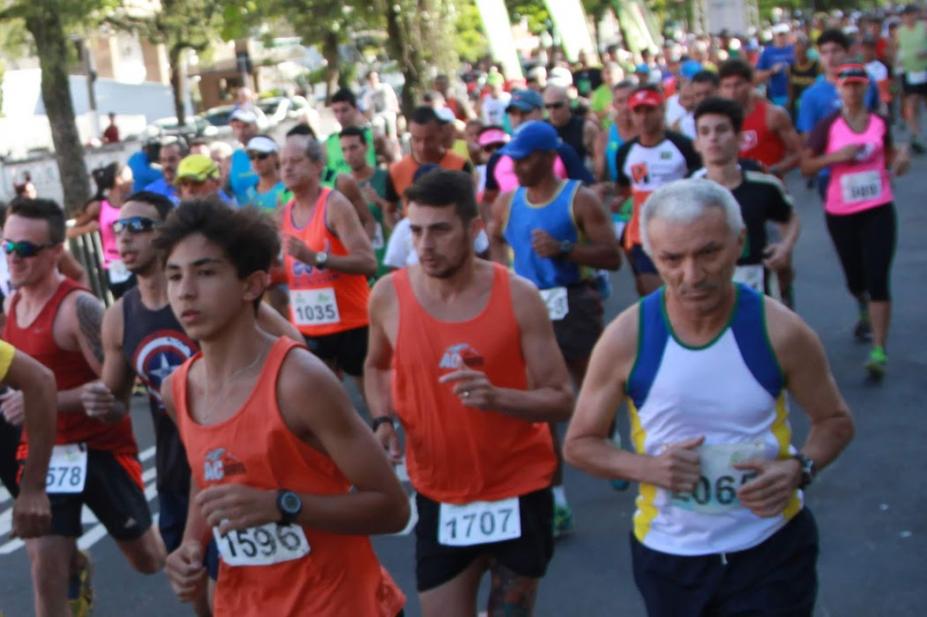 pessoas correndo em rua #paratodosverem