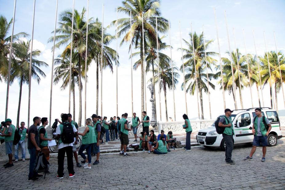 Agentes da dengue concentrado na praça das bandeiras #pracegover 