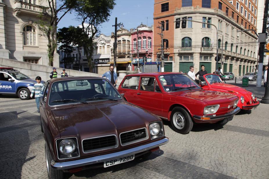Carros antigos estacionados na Praça. #paratodosverem