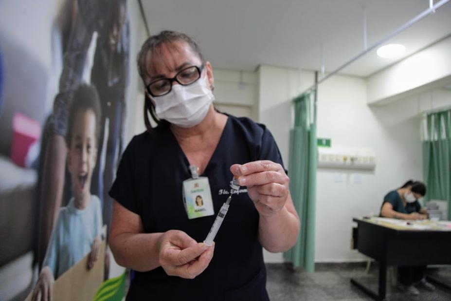 profissional manipula vacina #paratodosverem 