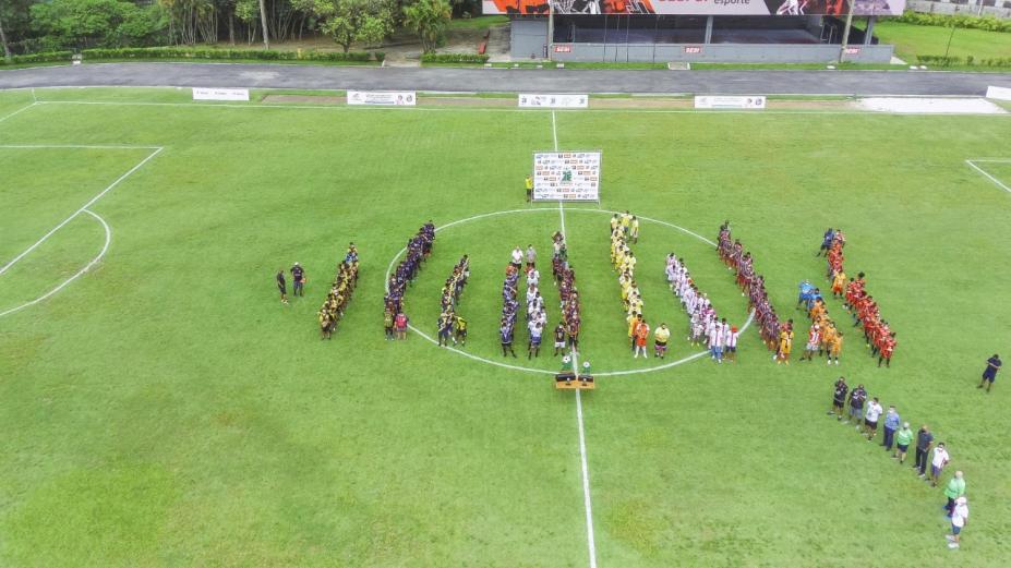 Equipes em filas dentro de campo de futebol na abertura do campeonato. #pratodosverem