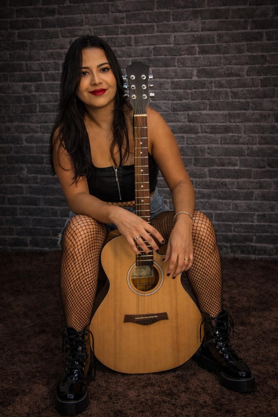 cantora segura violão #paratodosverem 
