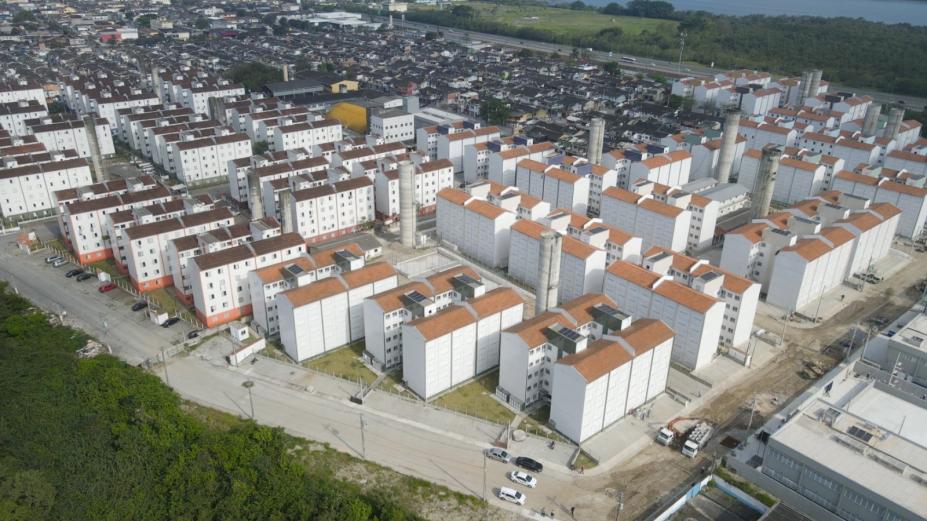 vista geral e aérea do empreendimento com inúmeros prédios novos. #paratodosverem