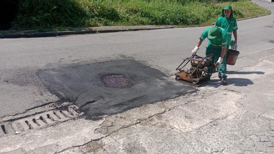 operários fazendo tapa buracos #paratodosverem 