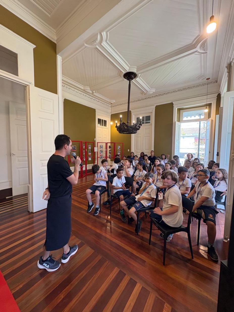 Alunos participam de tarde de autógrafos. #Paratodosverem