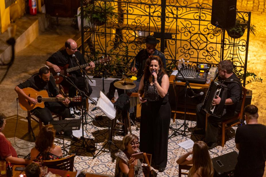 cantora e musico se apresentam no restaurante. #paratodosverem