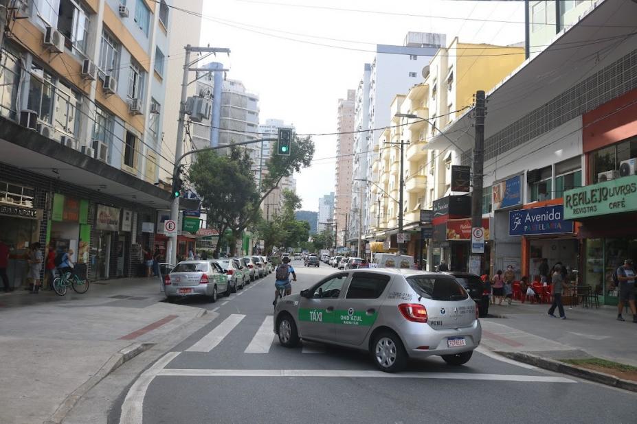 táxi está trafegando em rua passando sobre faixa de pedestres - Foto: arquivo/PMS