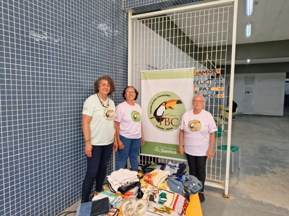 artesãs mostrando peças #paratodosverem