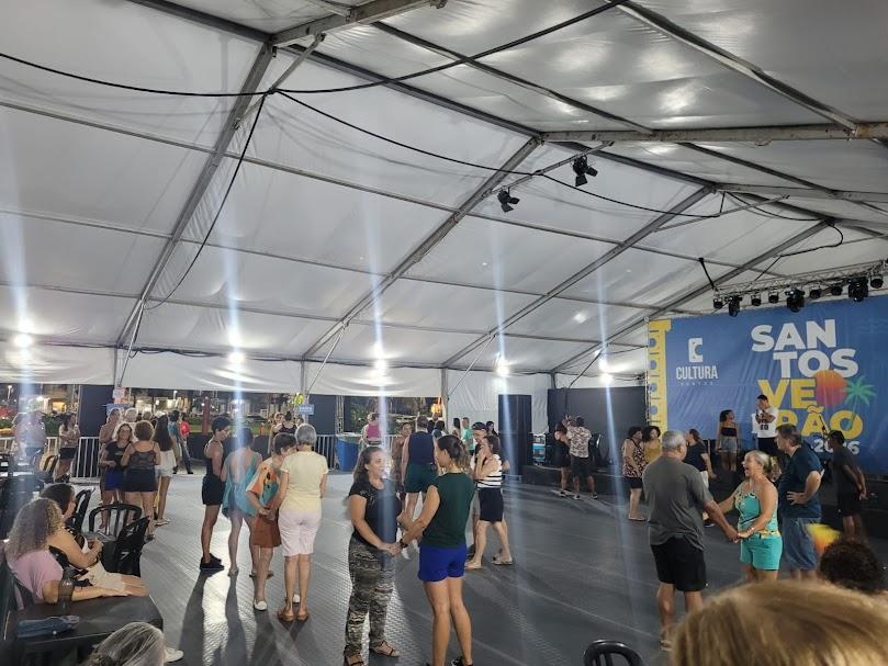 pessoas dançando na tenda #paratodosverem