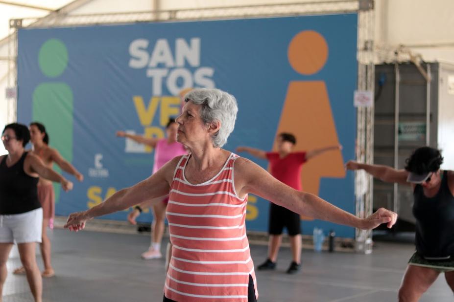 pessoas dançando em tenda #paratodosverem