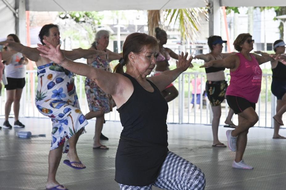 mulheres dançando em tenda #paratodosverem
