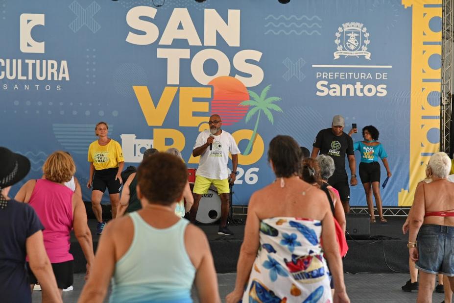 pessoas dançando nas tendas #paratodosverem 