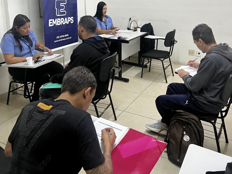 pessoas sentadas em sala de seleção. #paratodosverem