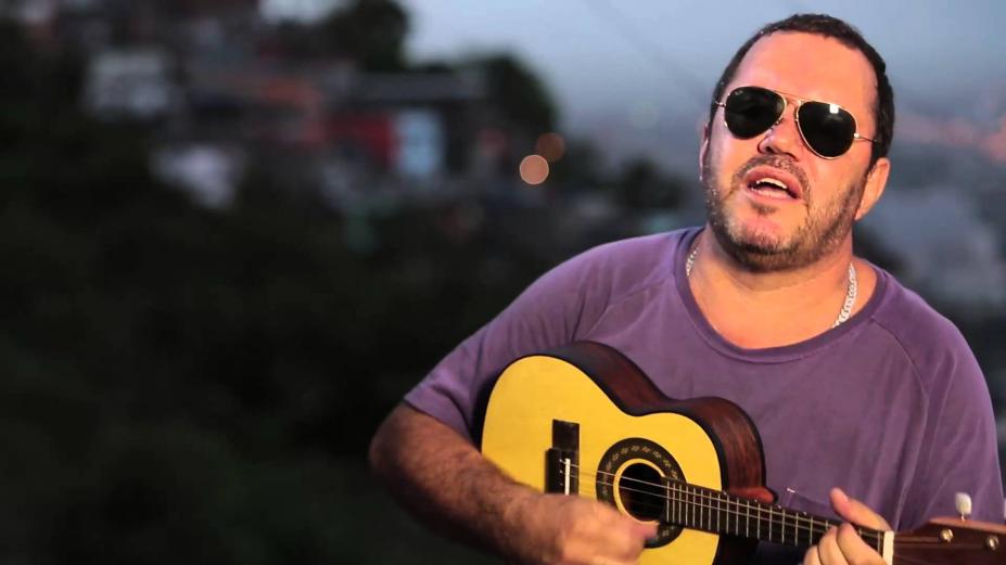 homem toca violão #paratodosverem