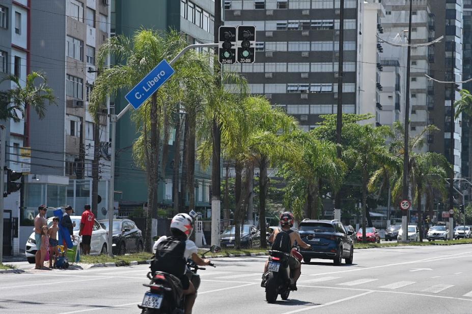 placa instalada no poste e carros passando #paratodosverem 