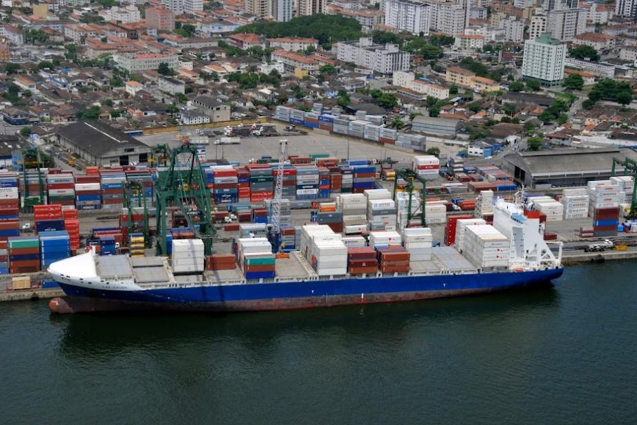 navio de contêiner atracado no porto. #paratodosverem