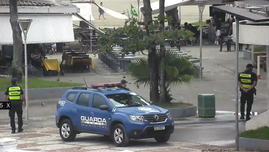 viatura da guarda municipal próximo a quiosque na praia 