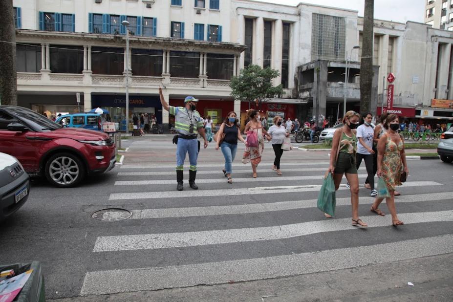 agente da cet orienta para transito enquanto pessoas atravessam #paratodosverem