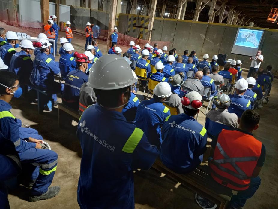 vários homens uniformizados e com capacete estão assistindo palestra. #paratodosverem