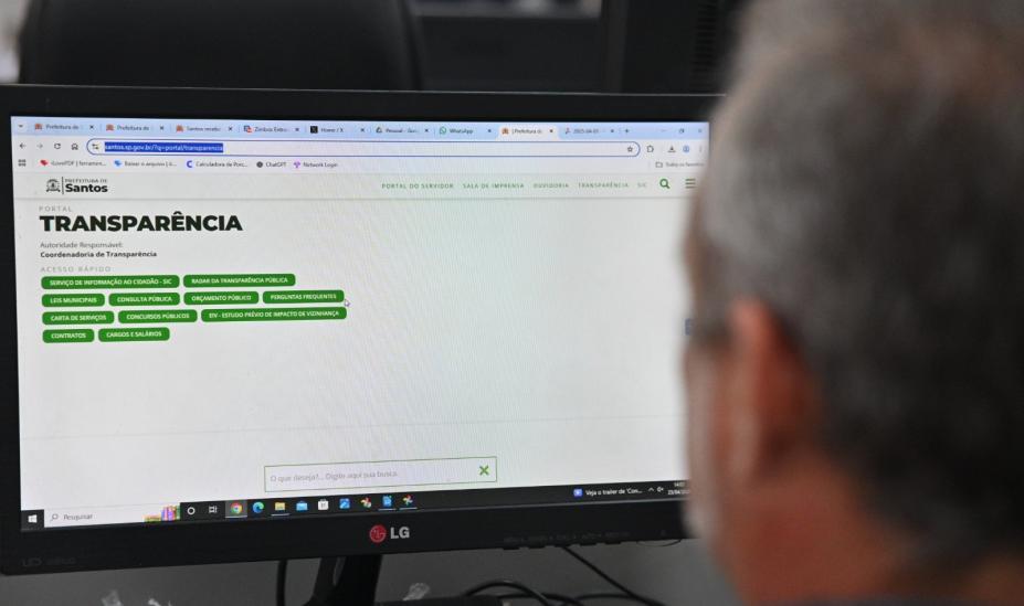 homem olha portal de transparência #paratodosverem