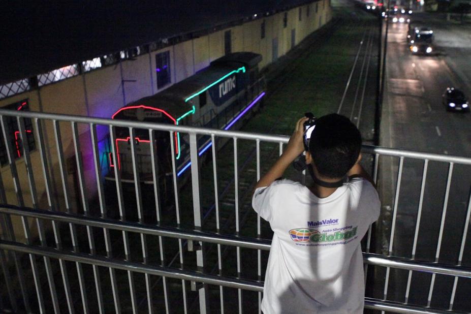 menino fotografa o trem passando #paratodosverem 