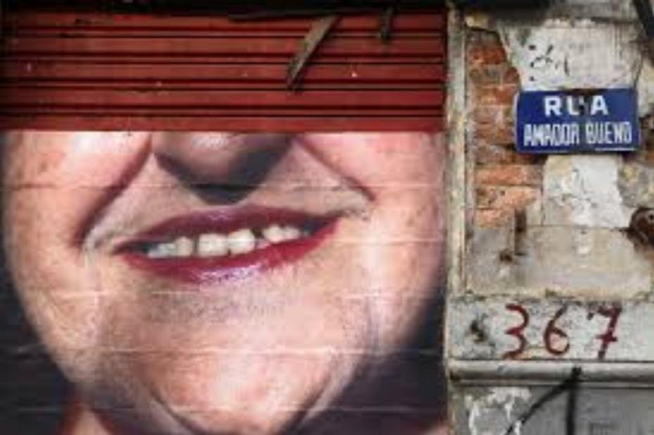 Fachada de cortiço no Centro. #Paratodosverem