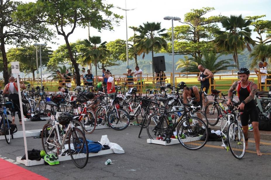 avenida da orla com várias bicicletas e atletas. #paratodosverem