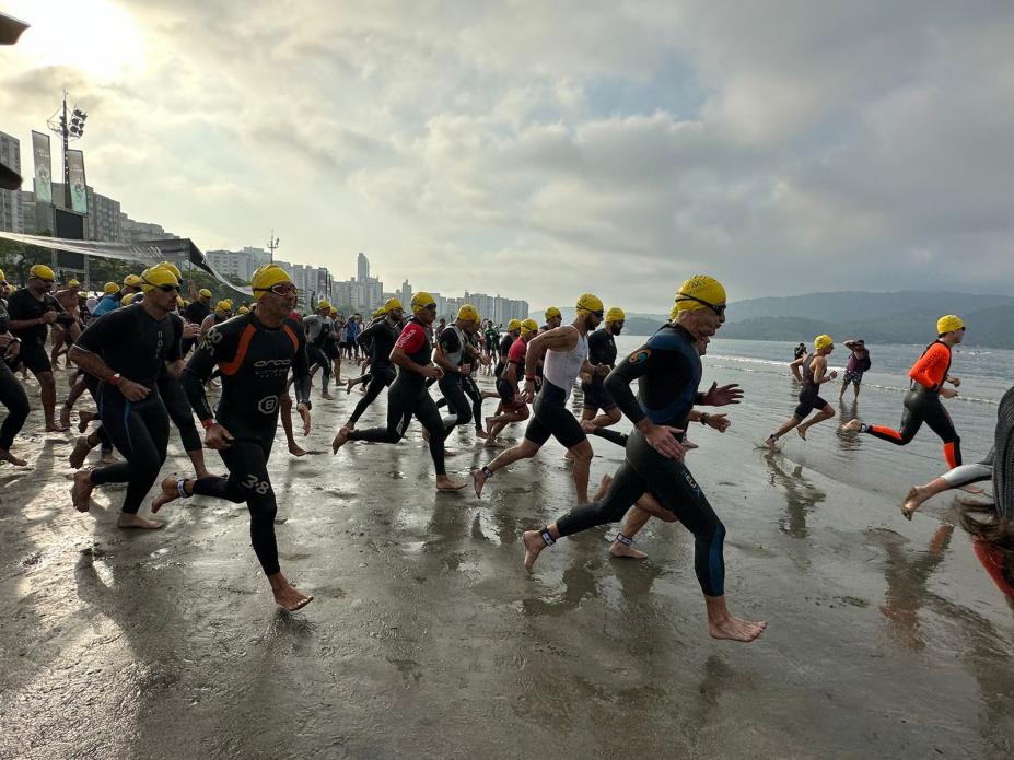 Atletas correm em direção ao mar. #paratodosverem