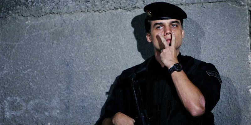em cena do filme, policial coloca os dedos nos olhos #paratodosverem