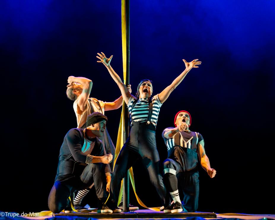 artistas em espetáculo circense. #paratodosverem
