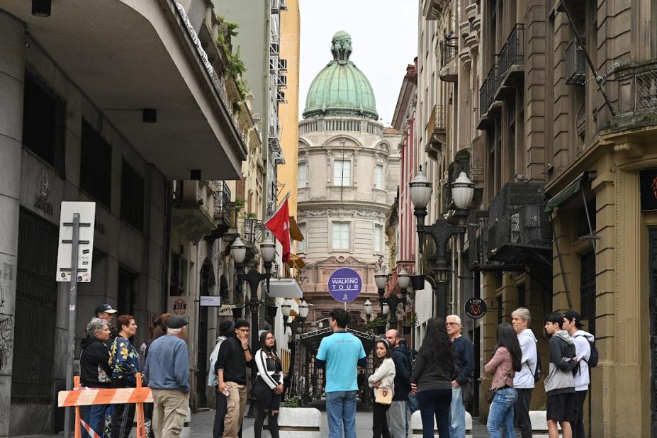 pessoas passeando no centro #paratodosverem 