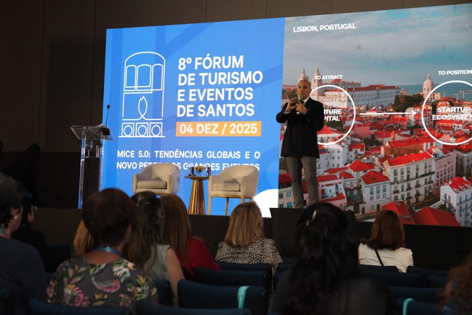 palestrante fala a pessoas na plateia #paratodosverem