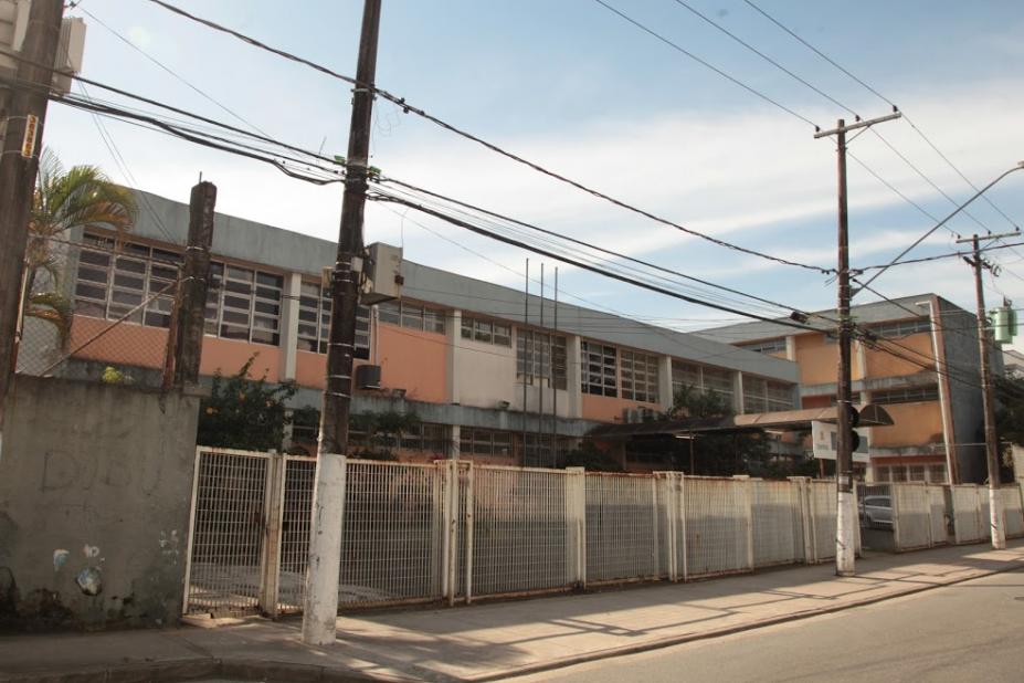 Fachada do prédio da escola. #paratodosverem