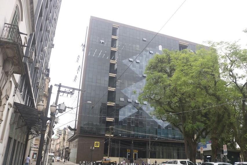 prédio com rua ao lado #paratodosverem