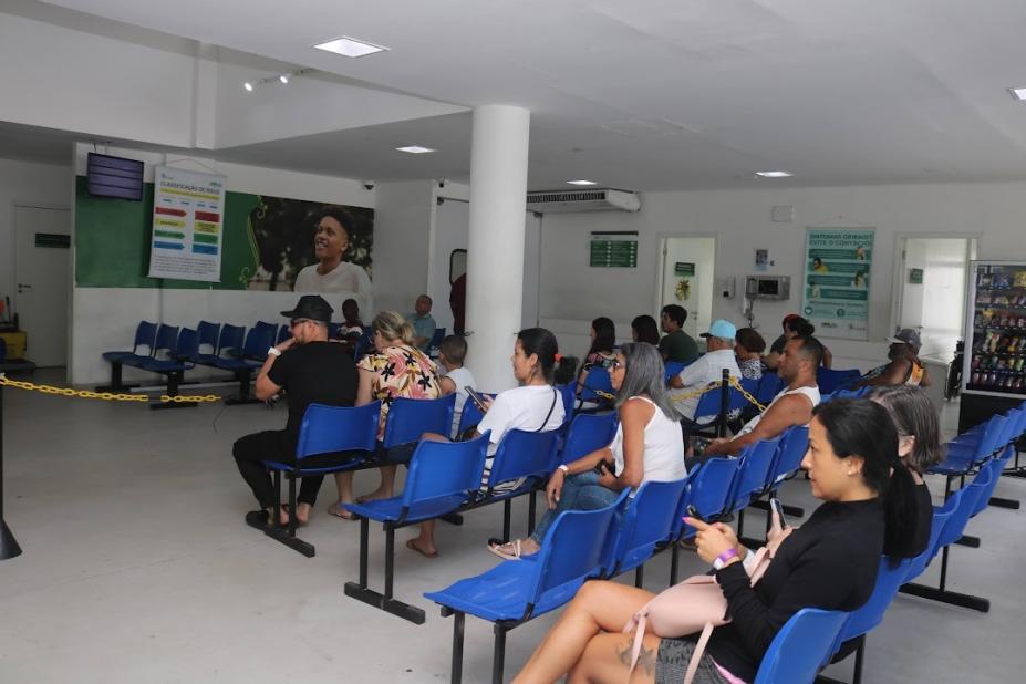pessoas sentadas em recepção de hospital. #paratodosverem 