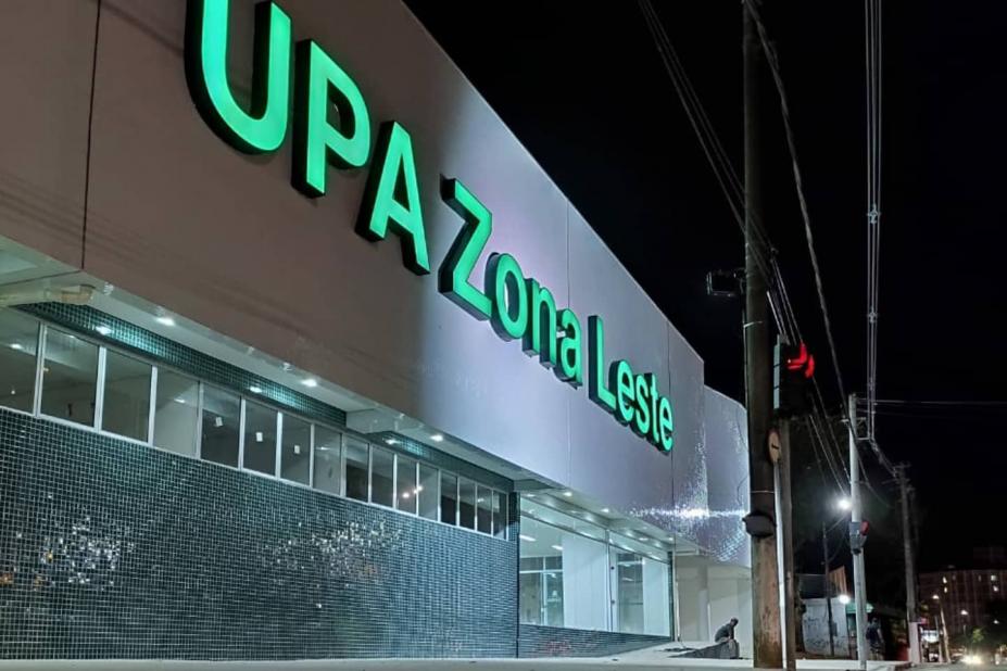 Fachada da UPA Zona Leste iluminada à noite. #Paratodosverem