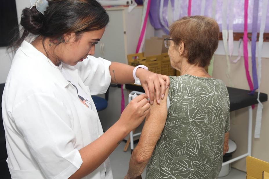 idosa é vacinada #paratodosverem