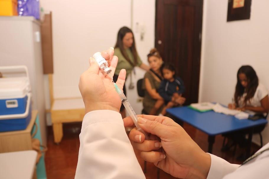 mãos seguram seringa #paratodosverem