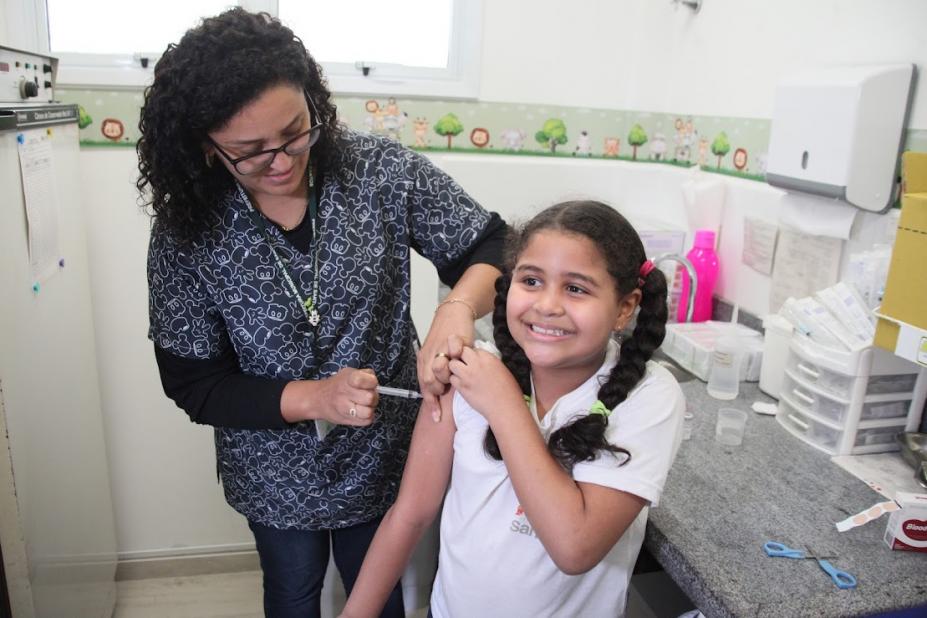 menina é vacinada no braço #paratodosverem 