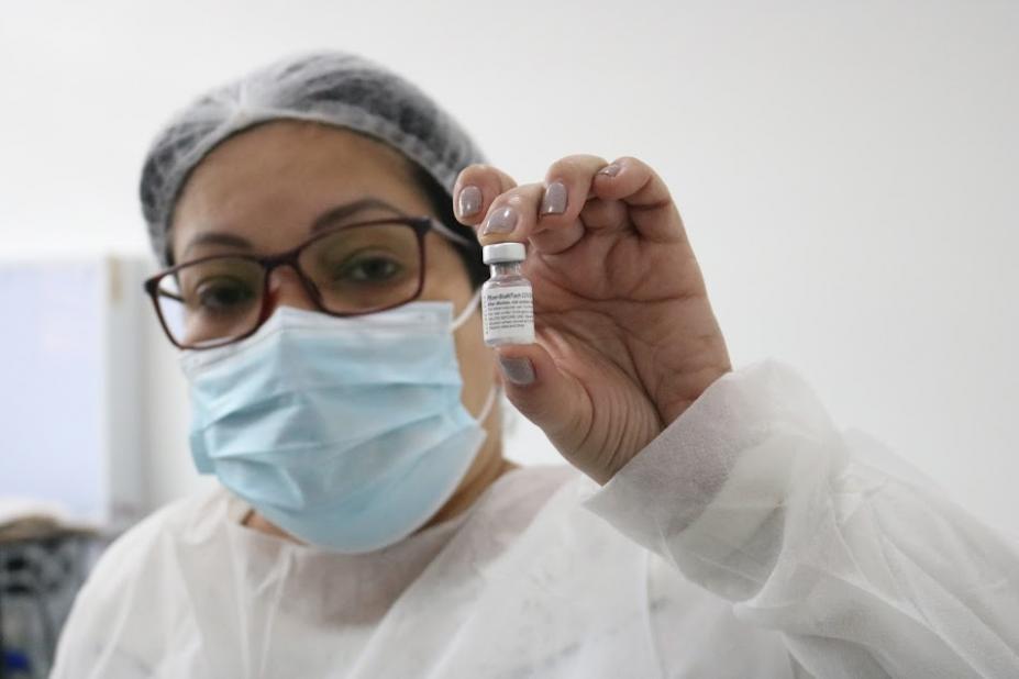 enfermeira mostra fraco da vacina #paratodosverem