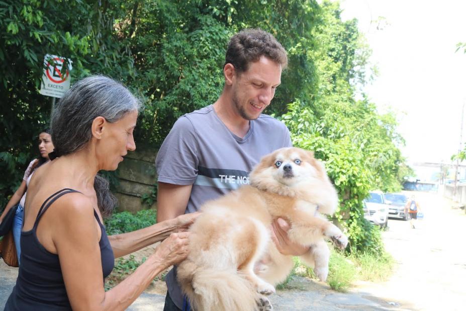 casal segura cão para vaciná-lo #paratodosverem 