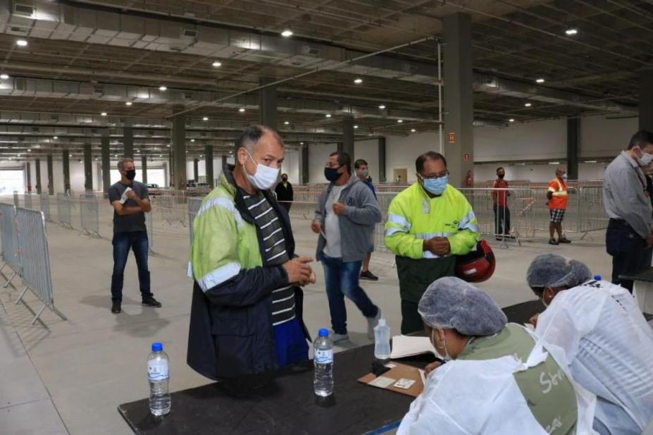 Portuários são atendidos em local de vacinação. #paratodosverem