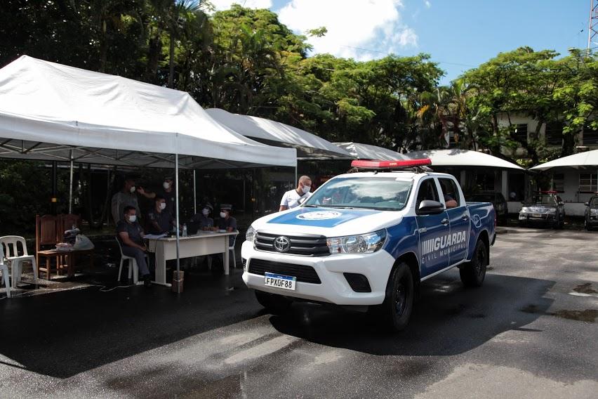 viatura da guarda municipal está parada diante de tenda de vacinação. #paratodosverem