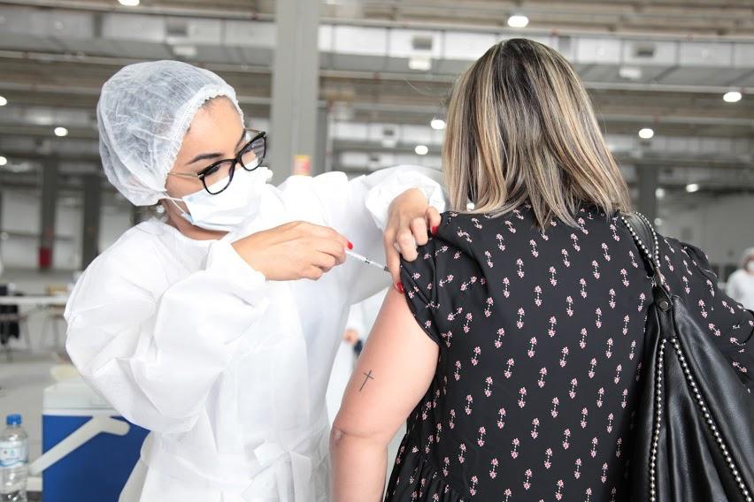 mulher vacina outra mulher. #paratodosverem